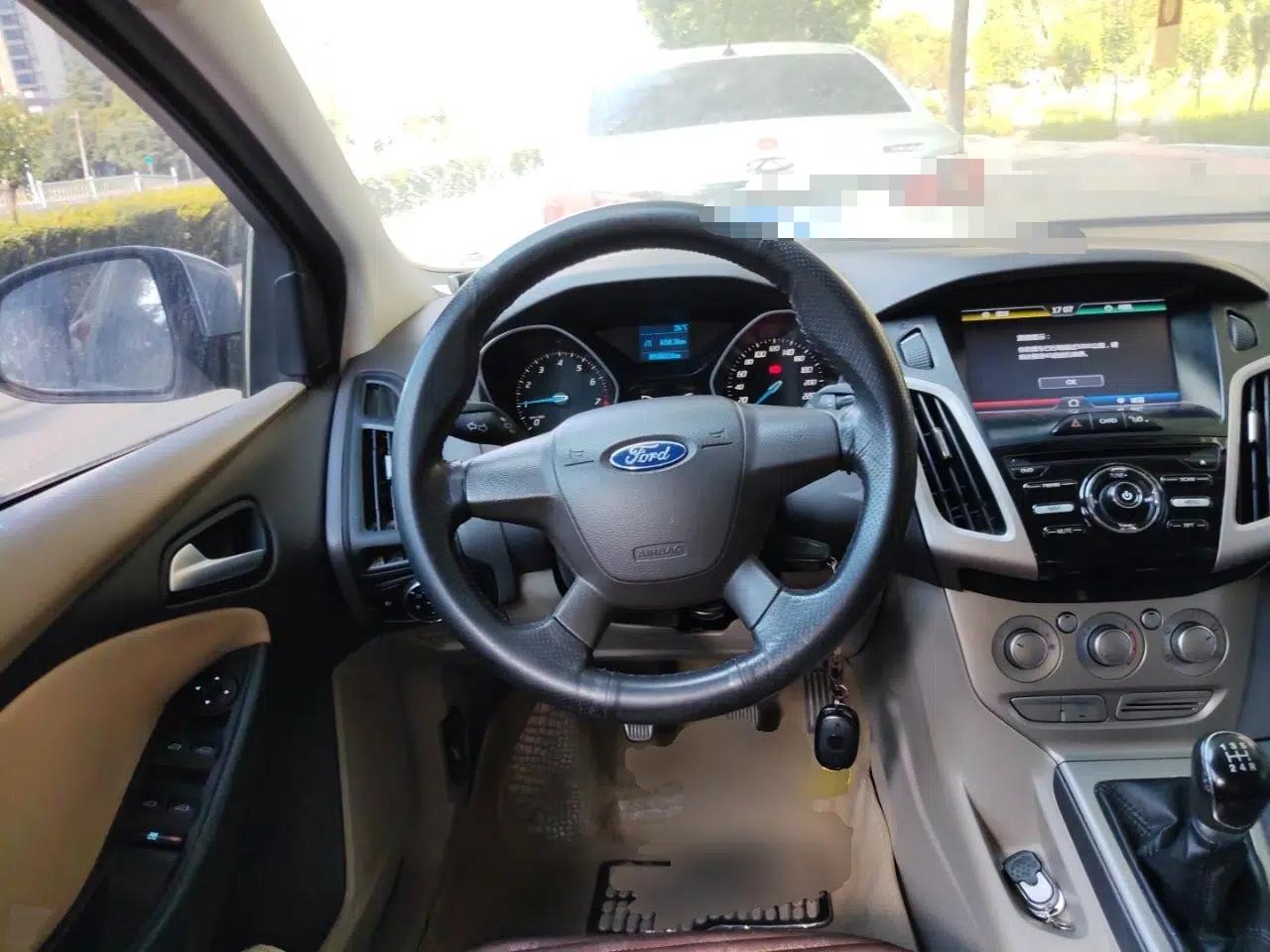 Ford Focus 2012 Sedan 1.6L Manual Comfort Model — миниатюра 10