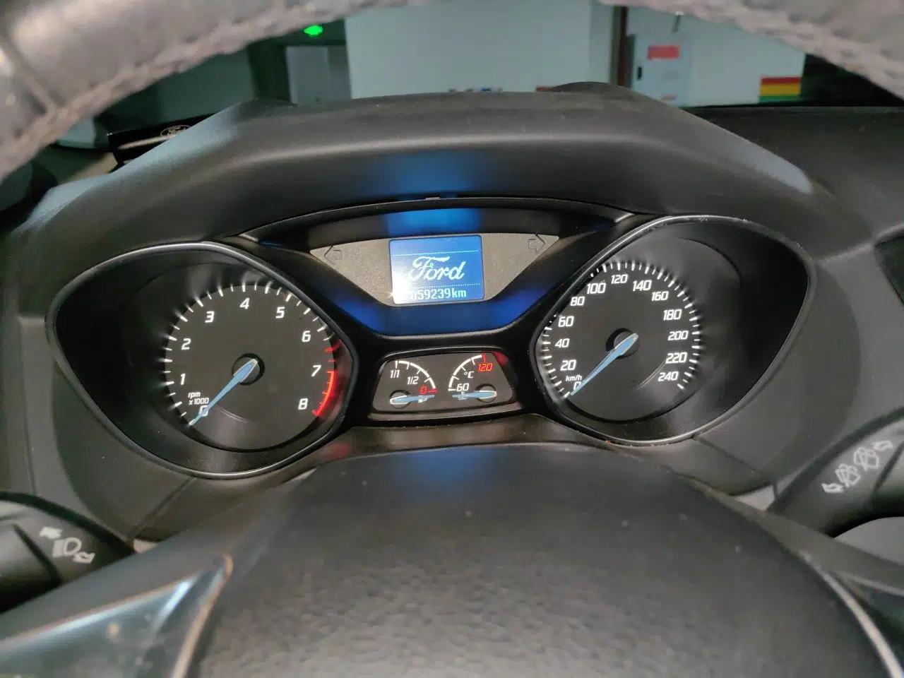 Ford Focus 2012 Hatchback 1.6L Automatic Fashion Edition — миниатюра 11