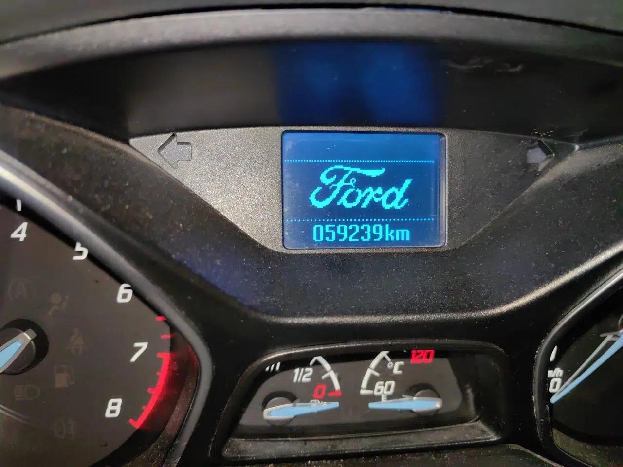 Ford Focus 2012 Hatchback 1.6L Automatic Fashion Edition — миниатюра 12