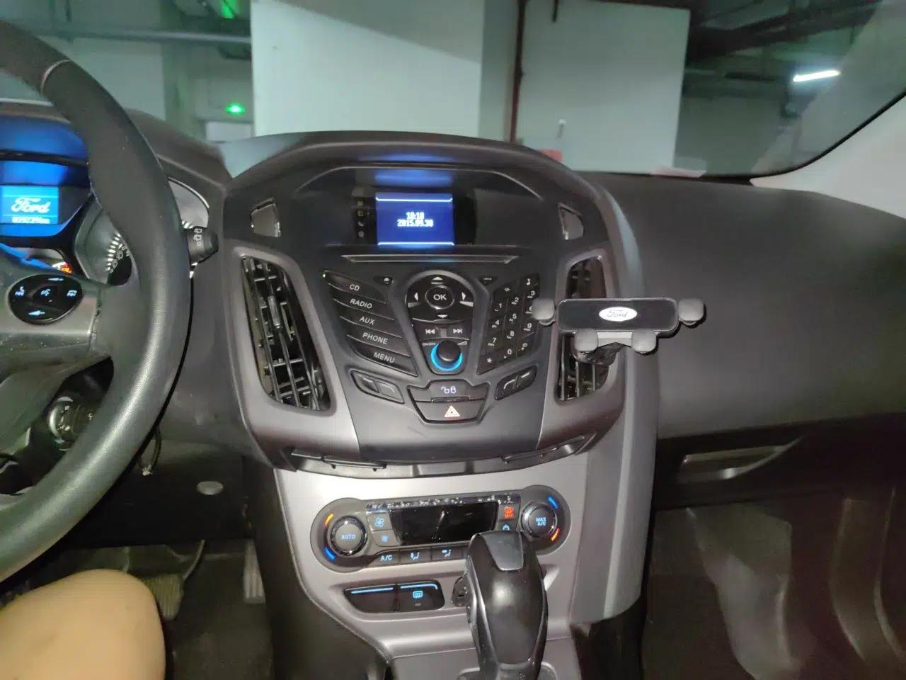 Ford Focus 2012 Hatchback 1.6L Automatic Fashion Edition — миниатюра 13