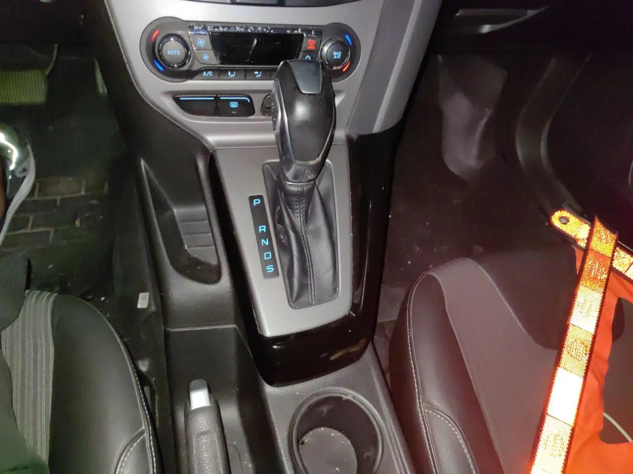 Ford Focus 2012 Hatchback 1.6L Automatic Fashion Edition — миниатюра 14