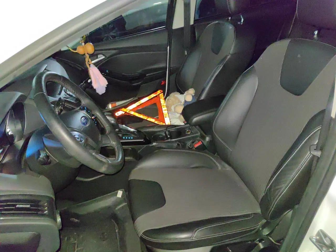 Ford Focus 2012 Hatchback 1.6L Automatic Fashion Edition — миниатюра 15