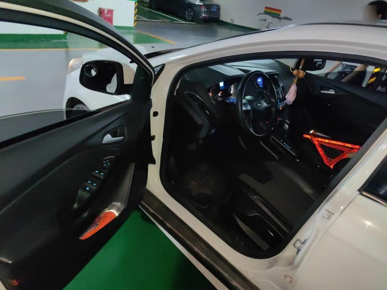 Ford Focus 2012 Hatchback 1.6L Automatic Fashion Edition — миниатюра 16