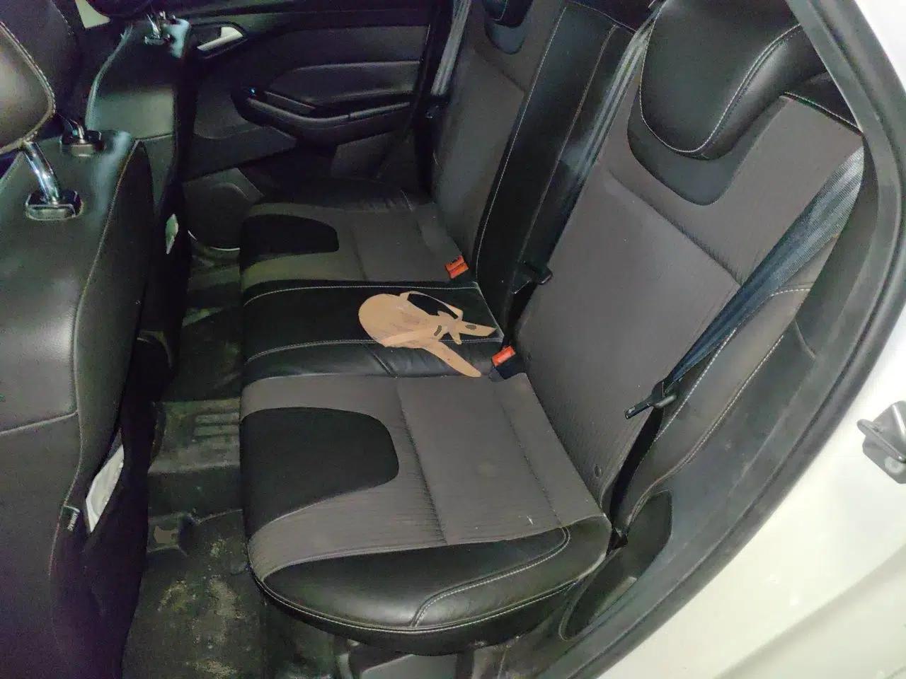 Ford Focus 2012 Hatchback 1.6L Automatic Fashion Edition — миниатюра 17