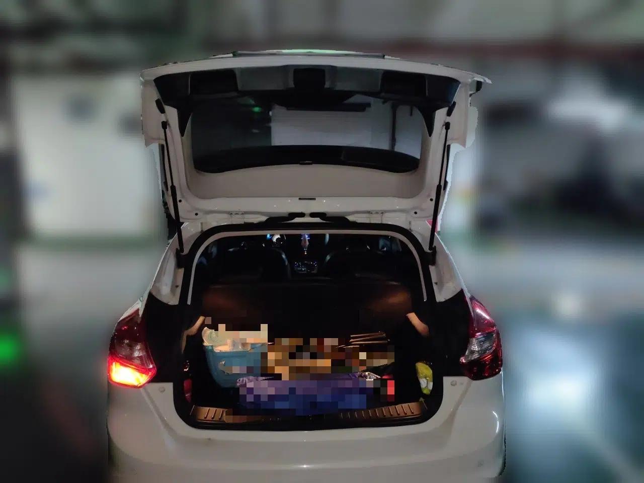 Ford Focus 2012 Hatchback 1.6L Automatic Fashion Edition — миниатюра 19