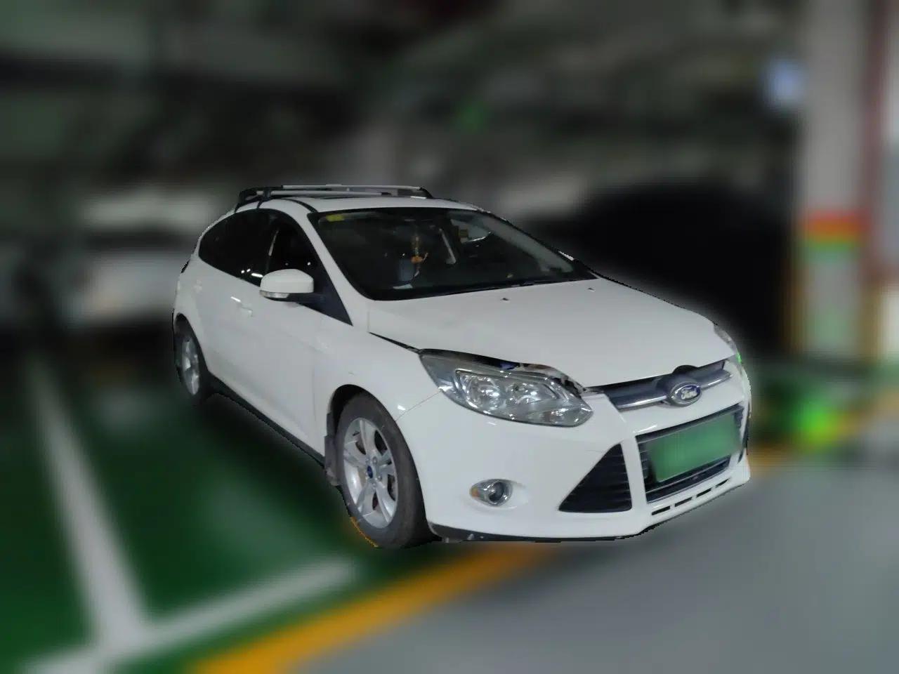 Ford Focus 2012 Hatchback 1.6L Automatic Fashion Edition — миниатюра 3
