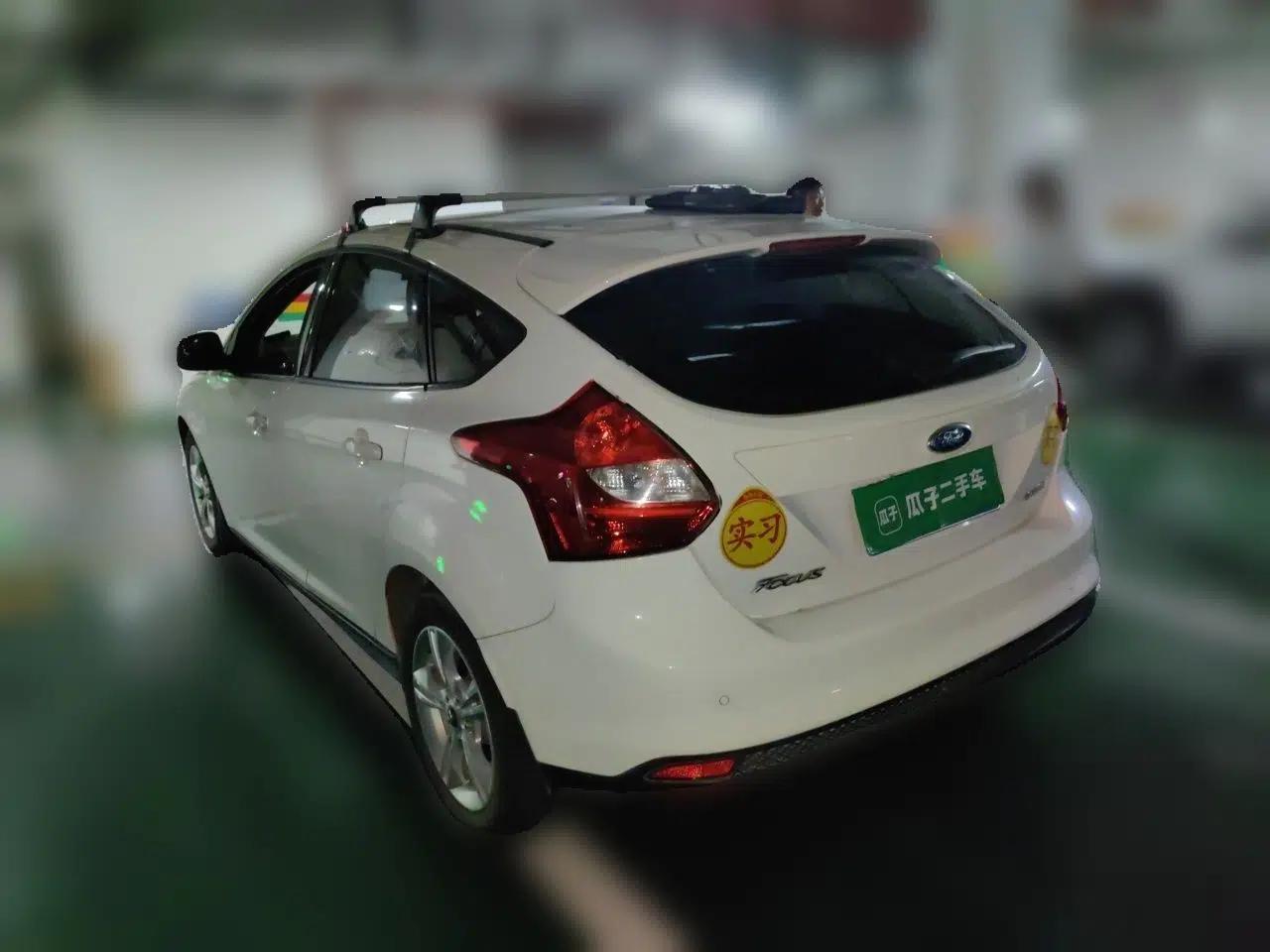 Ford Focus 2012 Hatchback 1.6L Automatic Fashion Edition — миниатюра 4