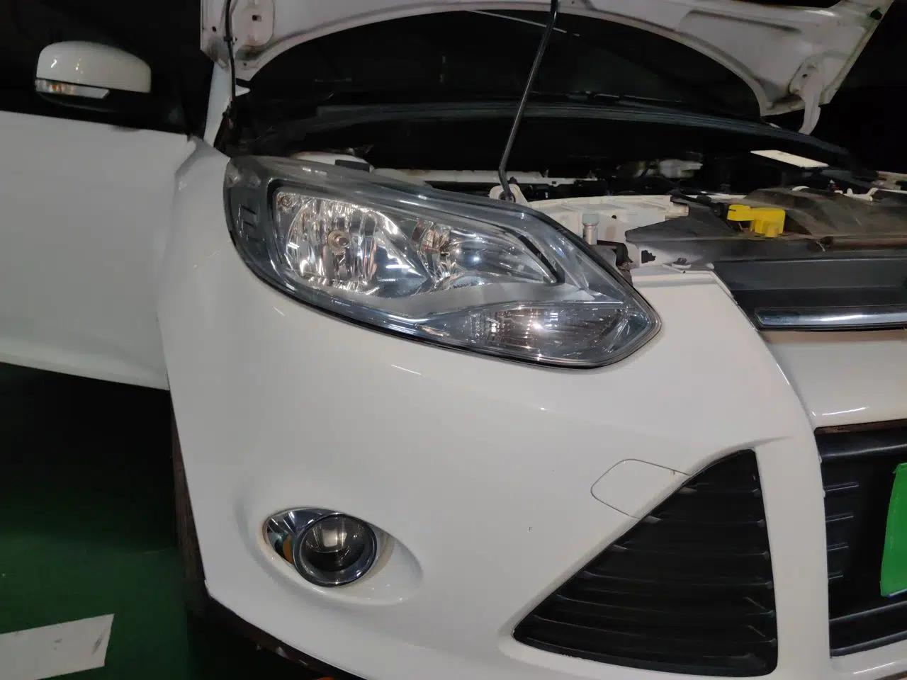 Ford Focus 2012 Hatchback 1.6L Automatic Fashion Edition — миниатюра 7