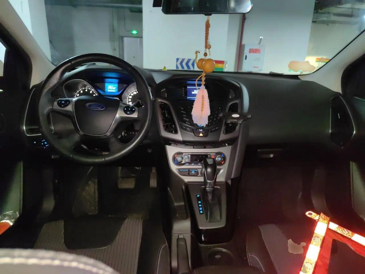 Ford Focus 2012 Hatchback 1.6L Automatic Fashion Edition — миниатюра 9