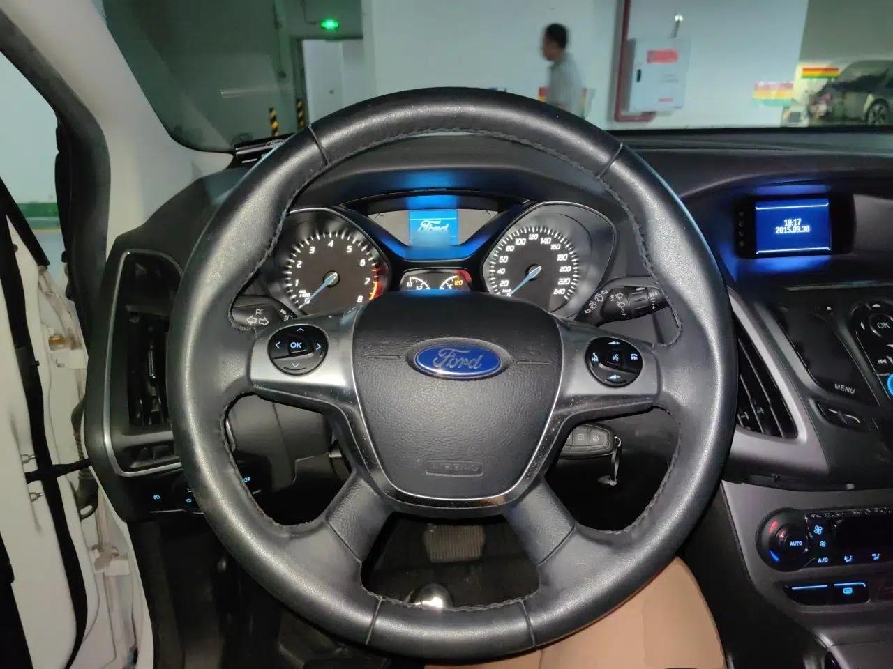 Ford Focus 2012 Hatchback 1.6L Automatic Fashion Edition — миниатюра 10
