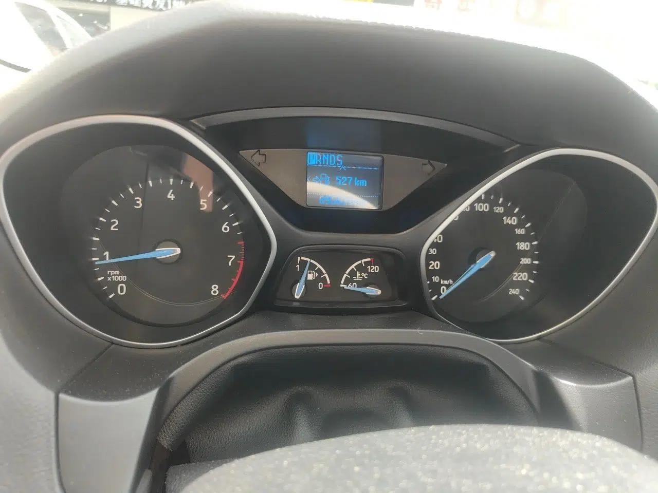 Ford Focus 2015 Sedan 1.6L Automatic Trend Model — миниатюра 12