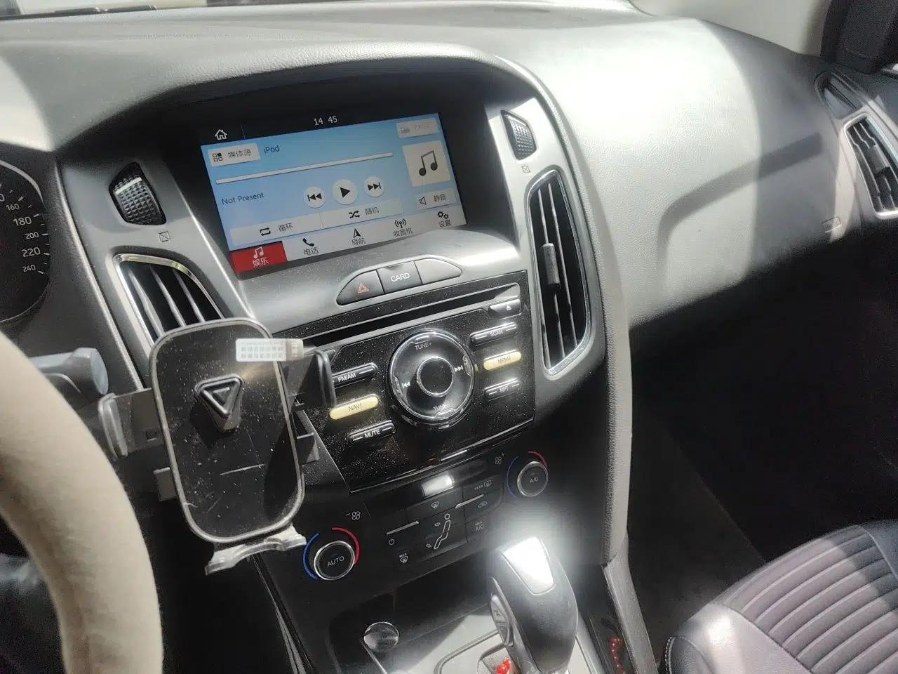 Ford Focus 2015 Sedan 1.6L Automatic Trend Model — миниатюра 13