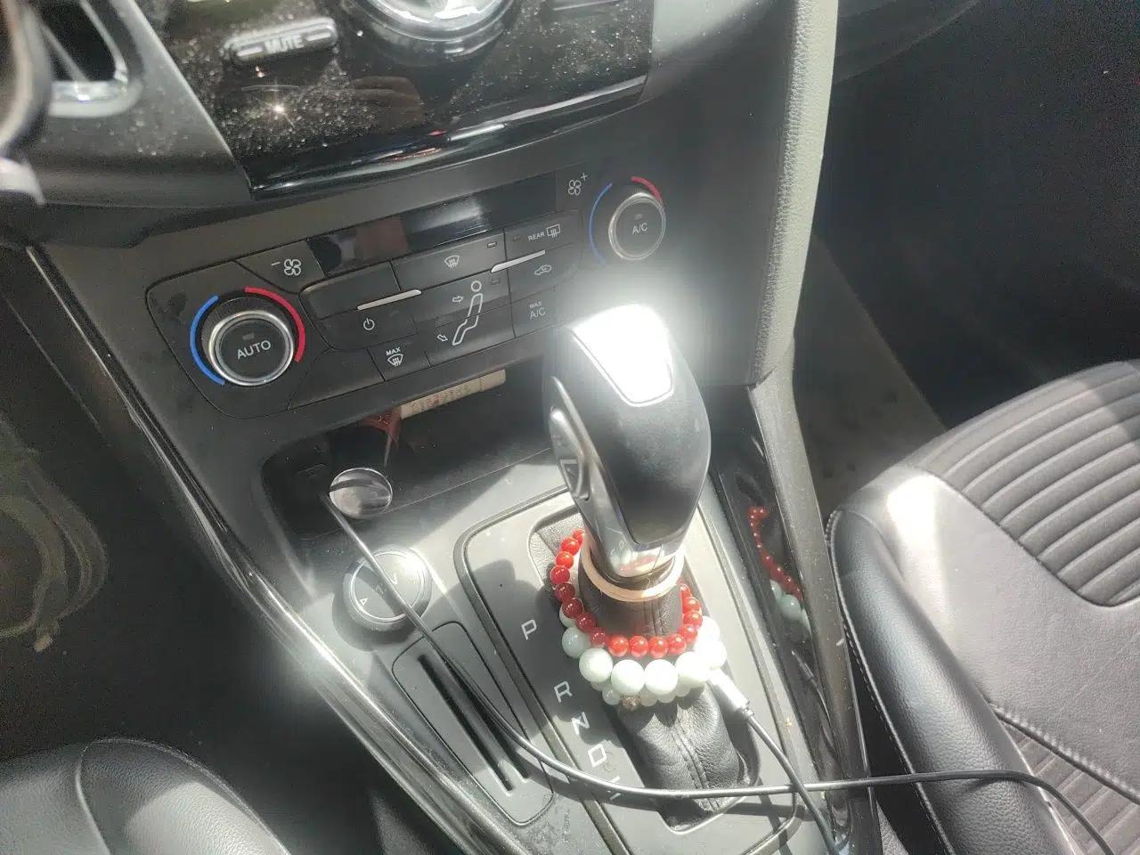 Ford Focus 2015 Sedan 1.6L Automatic Trend Model — миниатюра 14