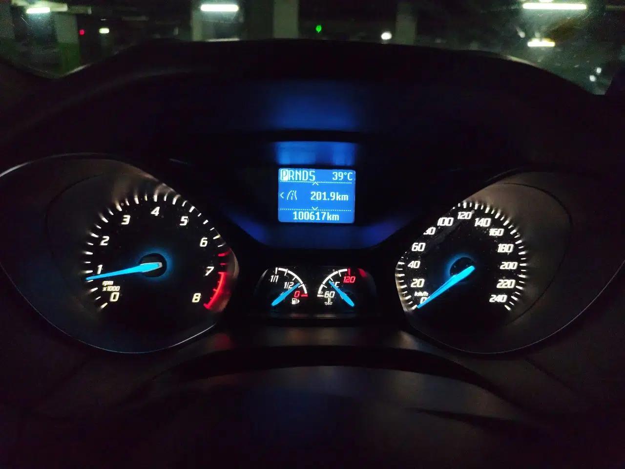 Ford Focus 2012 Hatchback 1.6L Automatic Fashion Edition — миниатюра 11
