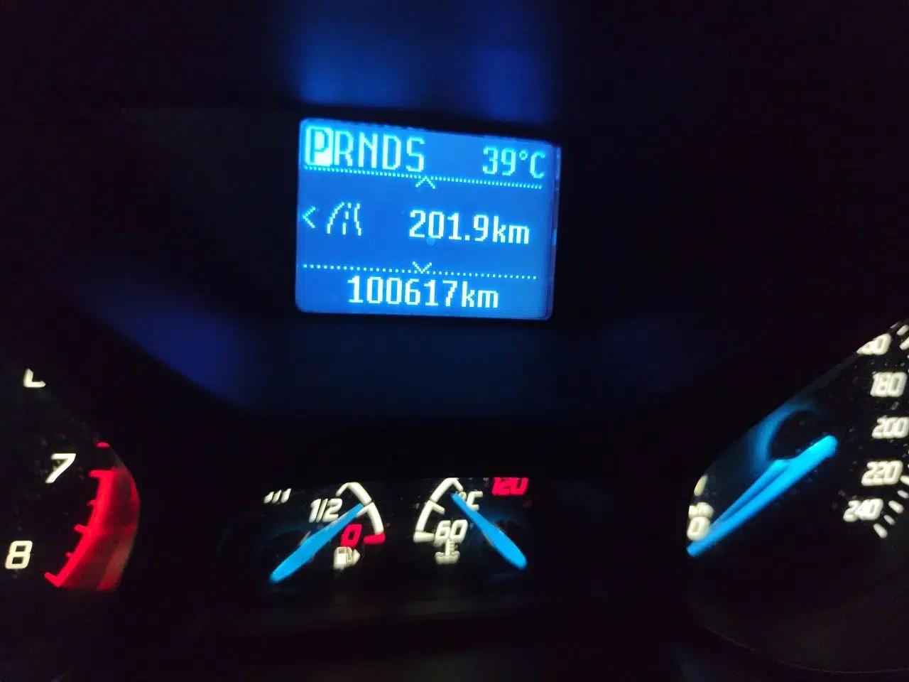 Ford Focus 2012 Hatchback 1.6L Automatic Fashion Edition — миниатюра 12