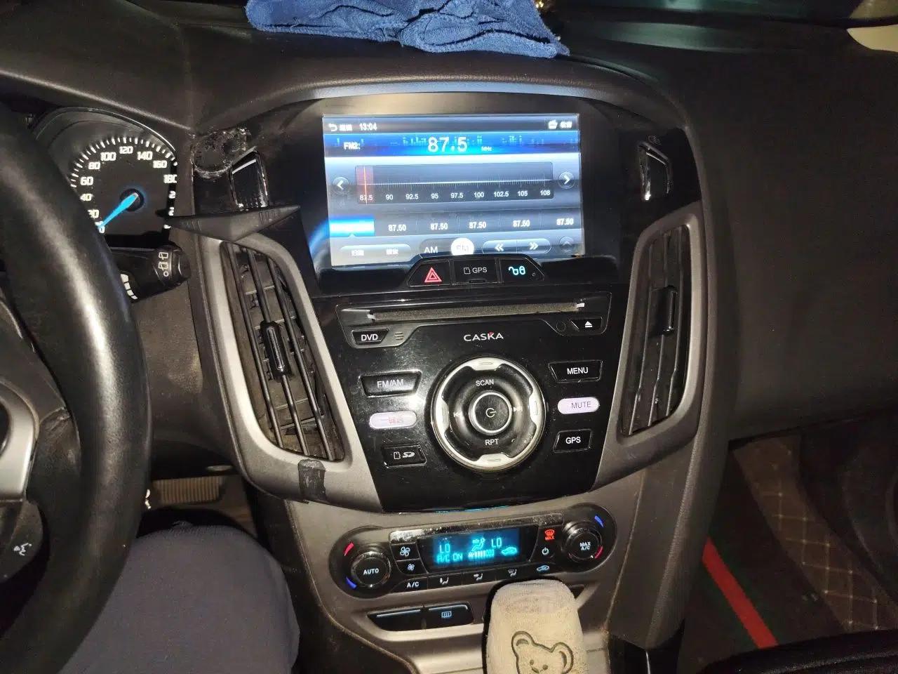 Ford Focus 2012 Hatchback 1.6L Automatic Fashion Edition — миниатюра 13