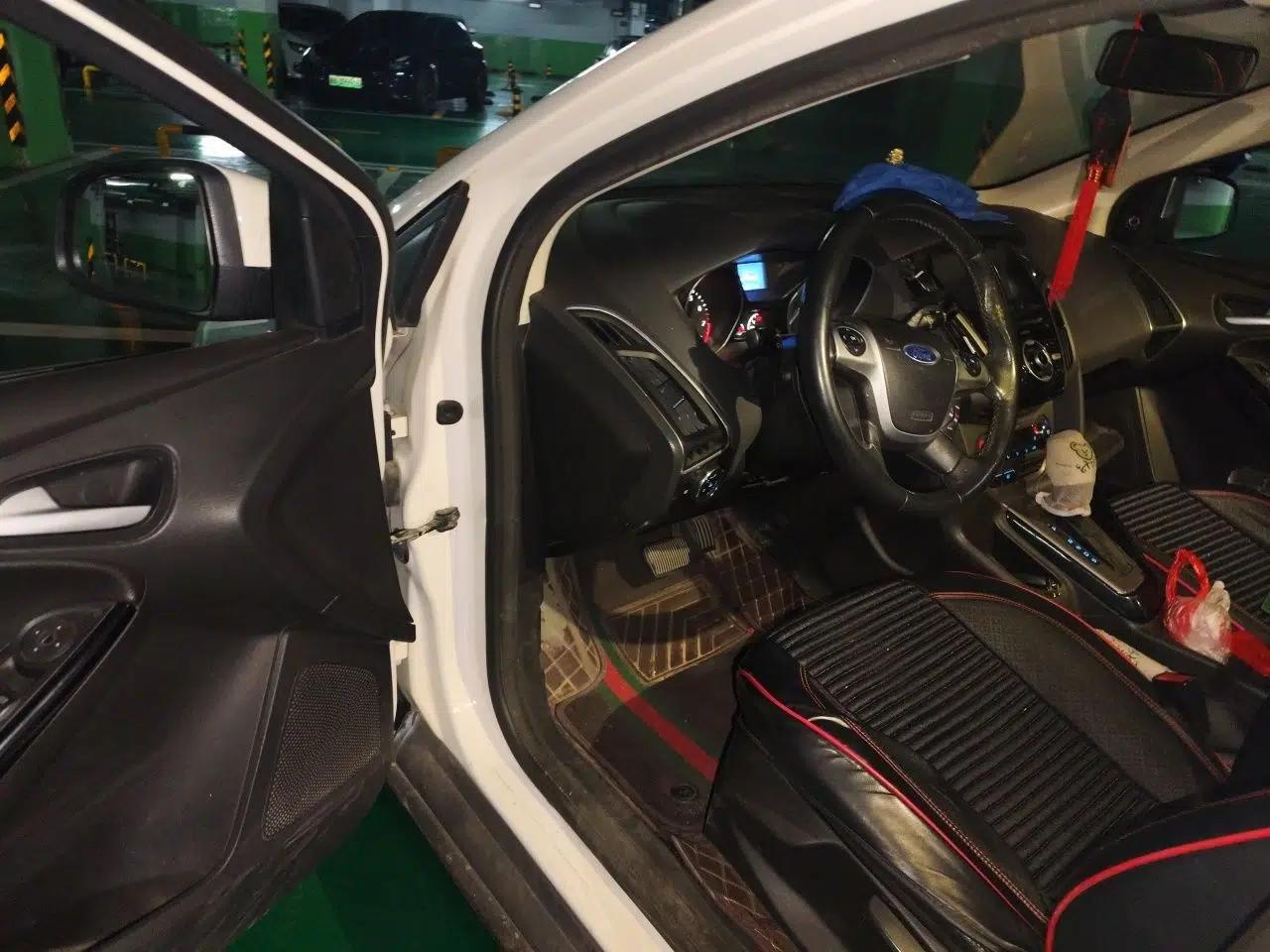 Ford Focus 2012 Hatchback 1.6L Automatic Fashion Edition — миниатюра 16