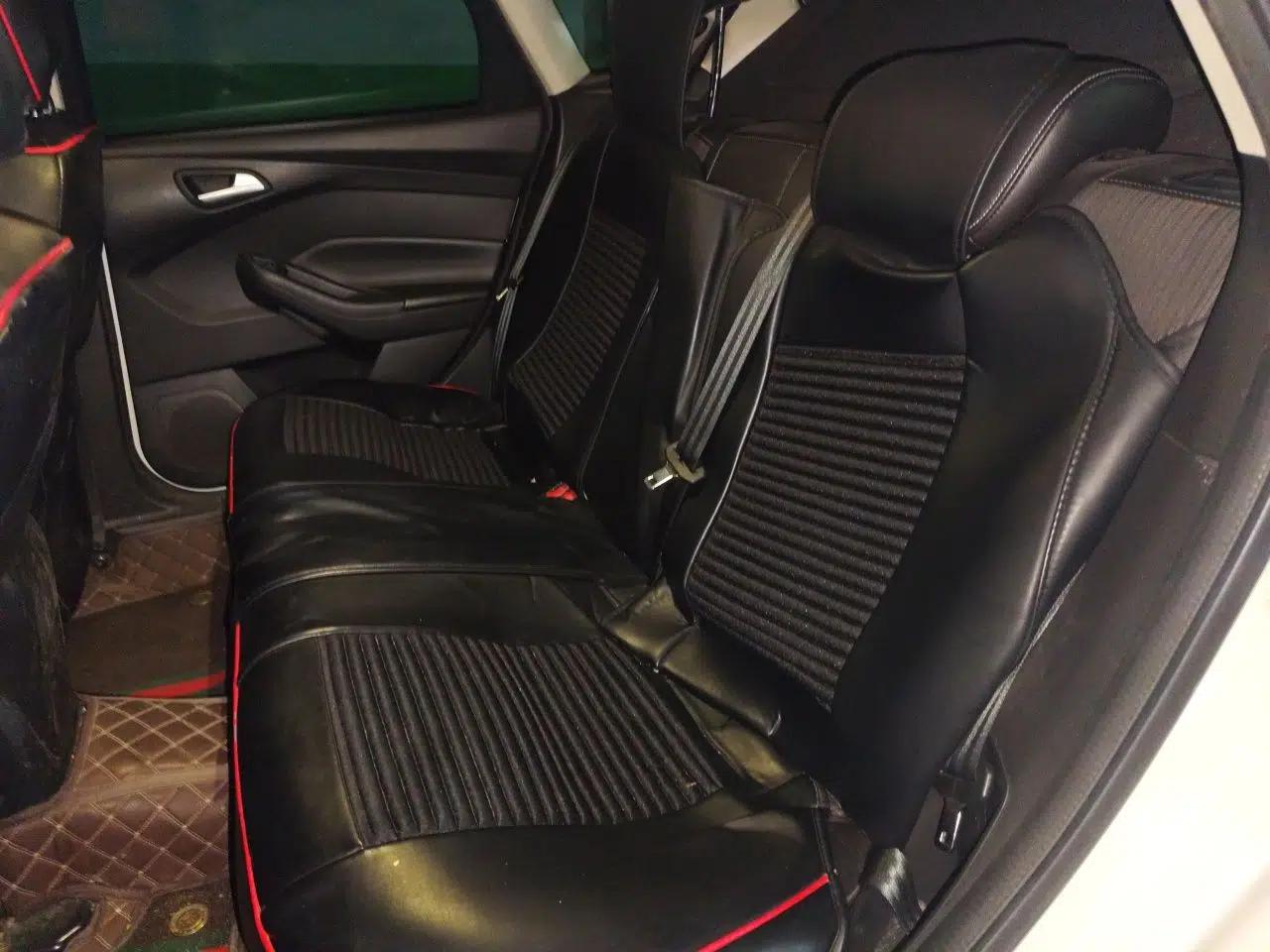 Ford Focus 2012 Hatchback 1.6L Automatic Fashion Edition — миниатюра 17