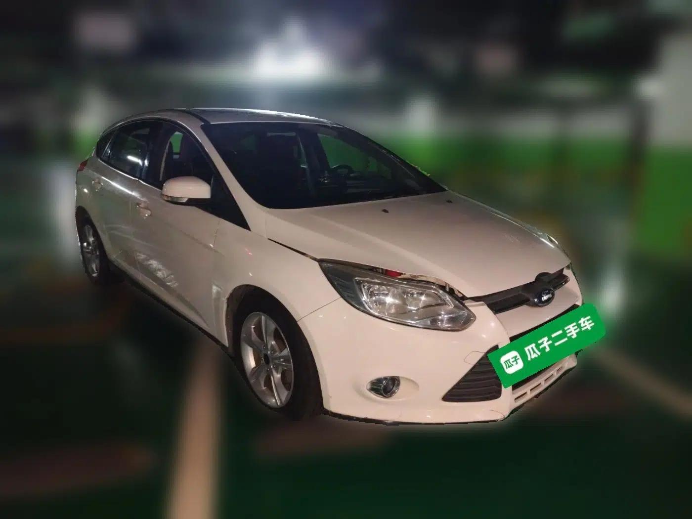 Ford Focus 2012 Hatchback 1.6L Automatic Fashion Edition — миниатюра 3