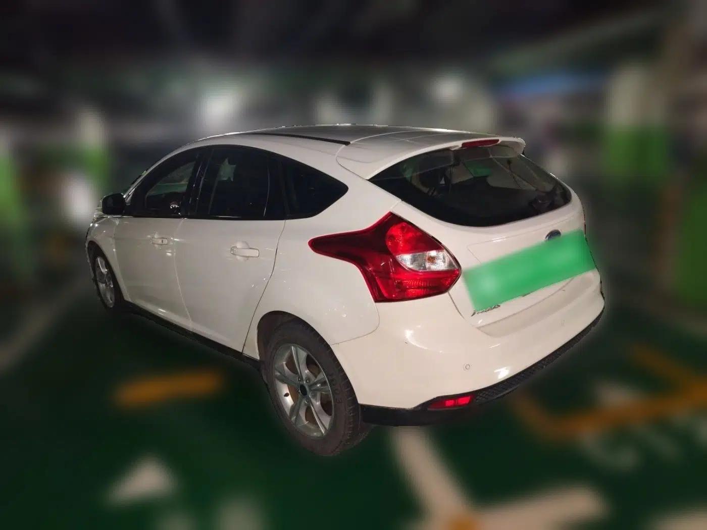 Ford Focus 2012 Hatchback 1.6L Automatic Fashion Edition — миниатюра 4