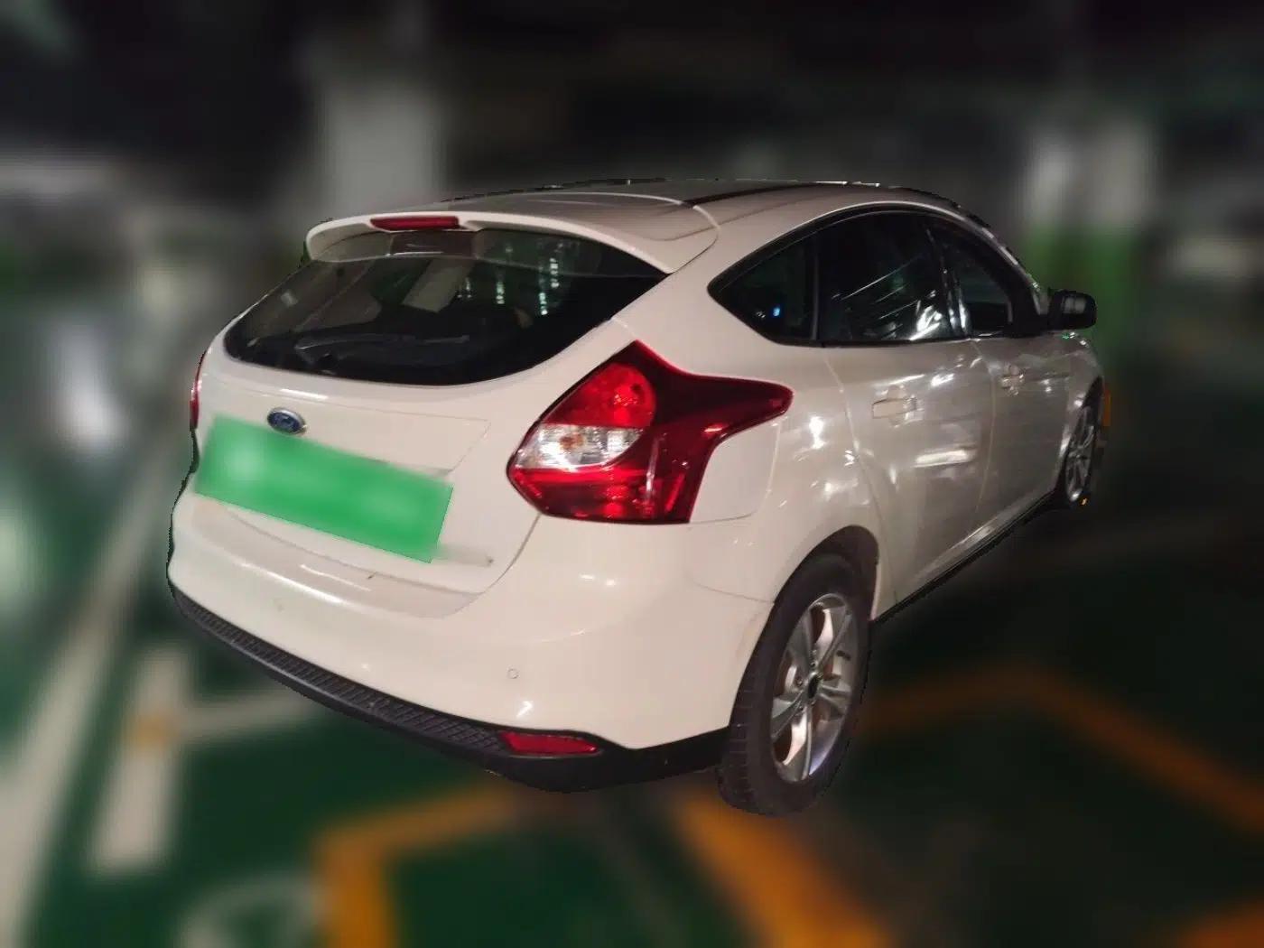Ford Focus 2012 Hatchback 1.6L Automatic Fashion Edition — миниатюра 6