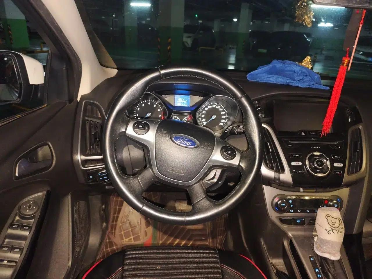 Ford Focus 2012 Hatchback 1.6L Automatic Fashion Edition — миниатюра 10