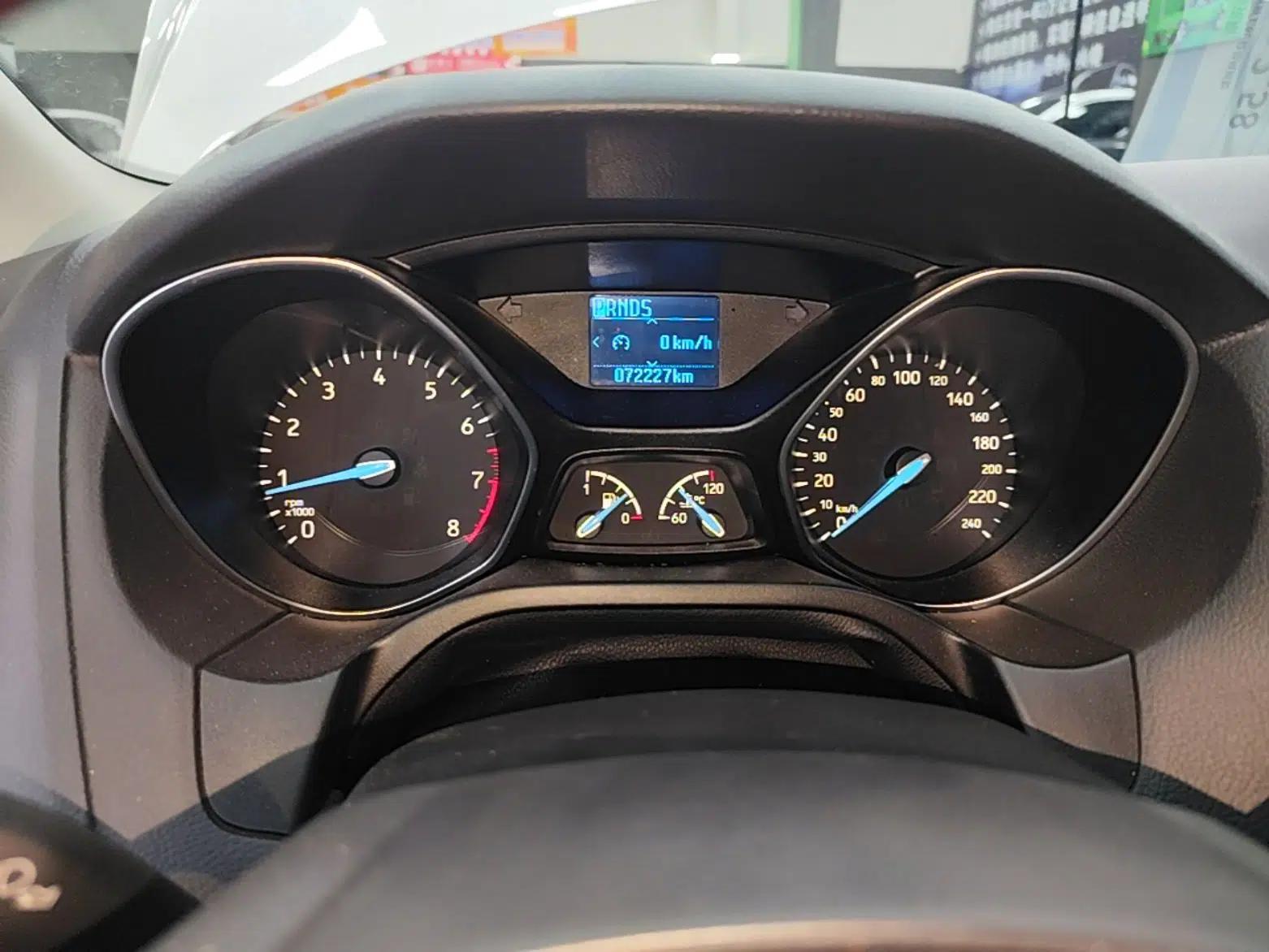 Ford Focus 2017 Hatchback 1.6L Automatic Fashion Edition Smart Drive Version — миниатюра 14