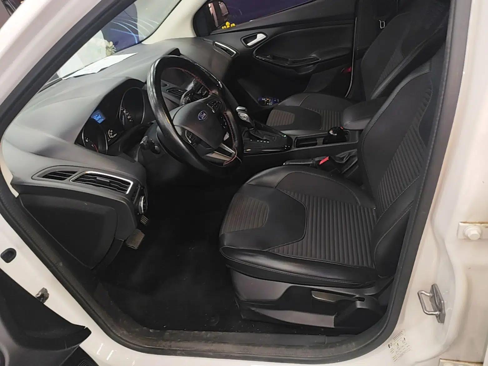 Ford Focus 2017 Hatchback 1.6L Automatic Fashion Edition Smart Drive Version — миниатюра 17