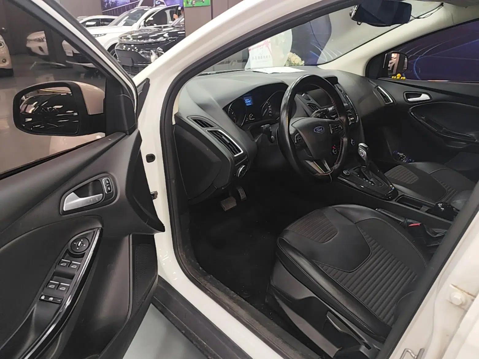 Ford Focus 2017 Hatchback 1.6L Automatic Fashion Edition Smart Drive Version — миниатюра 18
