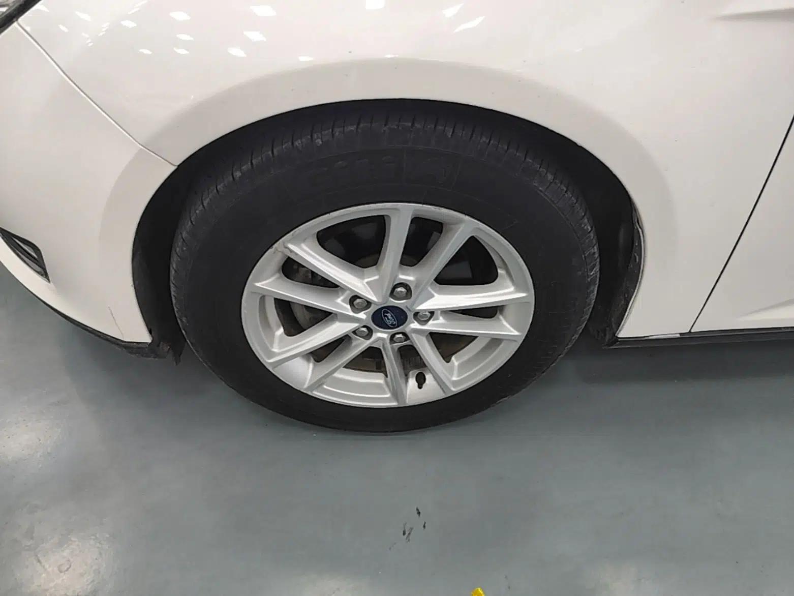Ford Focus 2017 Hatchback 1.6L Automatic Fashion Edition Smart Drive Version — миниатюра 10