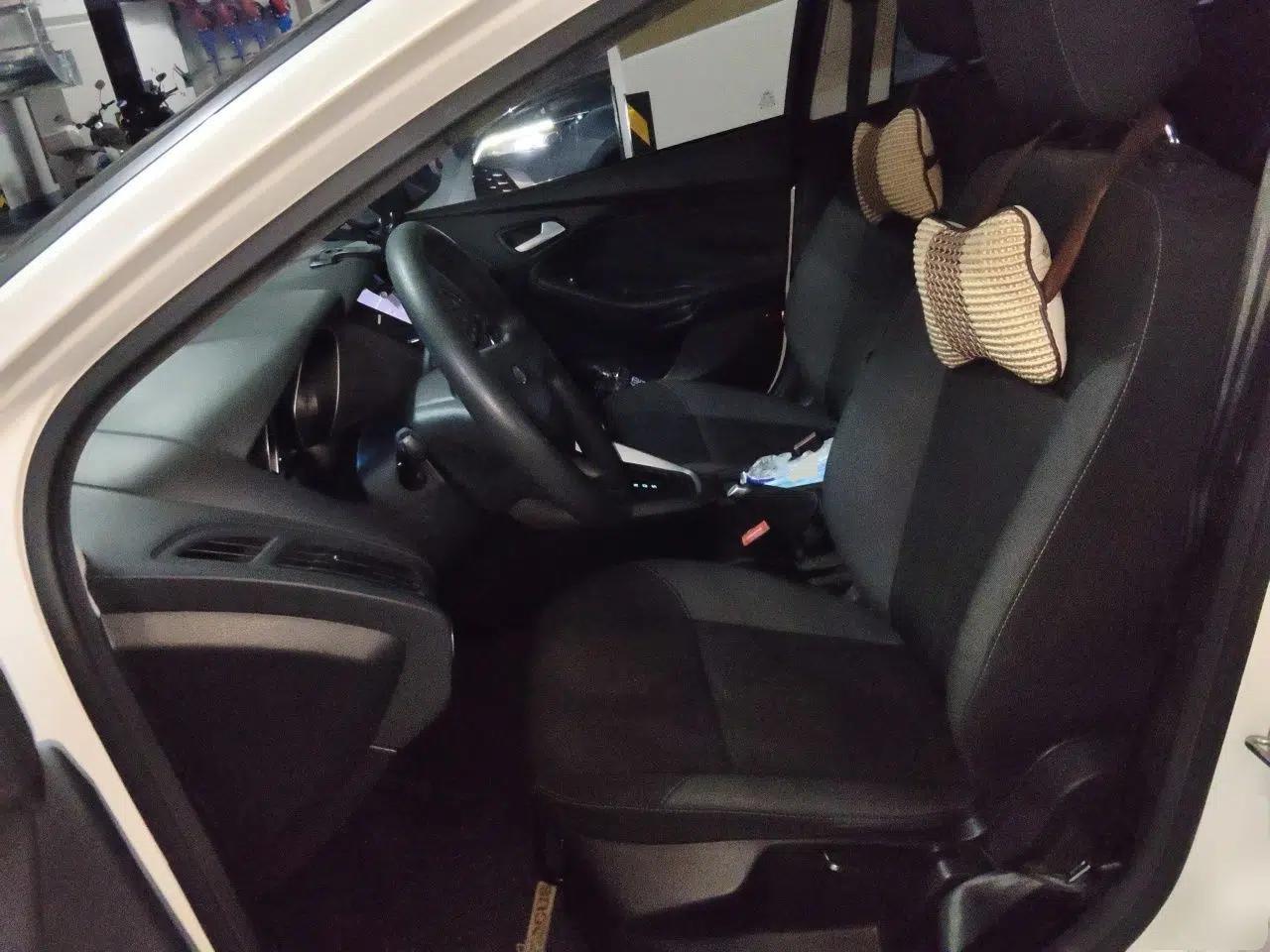 Ford Focus 2015 Hatchback 1.6L Automatic Comfort Model — миниатюра 12