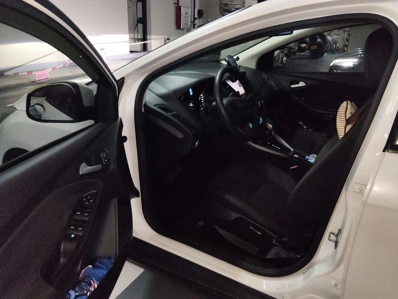 Ford Focus 2015 Hatchback 1.6L Automatic Comfort Model — миниатюра 13