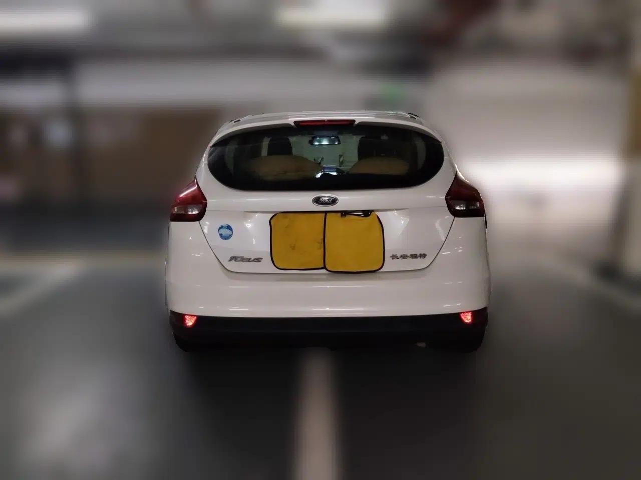 Ford Focus 2015 Hatchback 1.6L Automatic Comfort Model — миниатюра 3