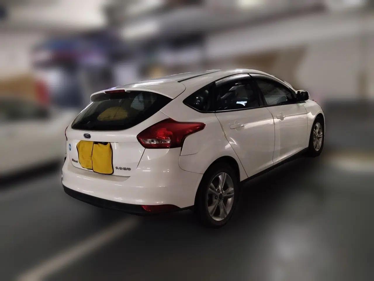 Ford Focus 2015 Hatchback 1.6L Automatic Comfort Model — миниатюра 4
