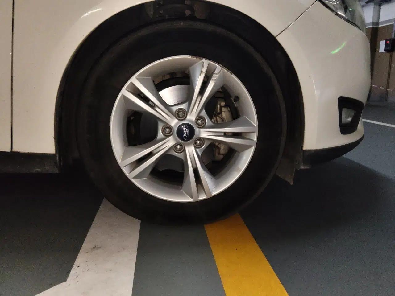 Ford Focus 2015 Hatchback 1.6L Automatic Comfort Model — миниатюра 5