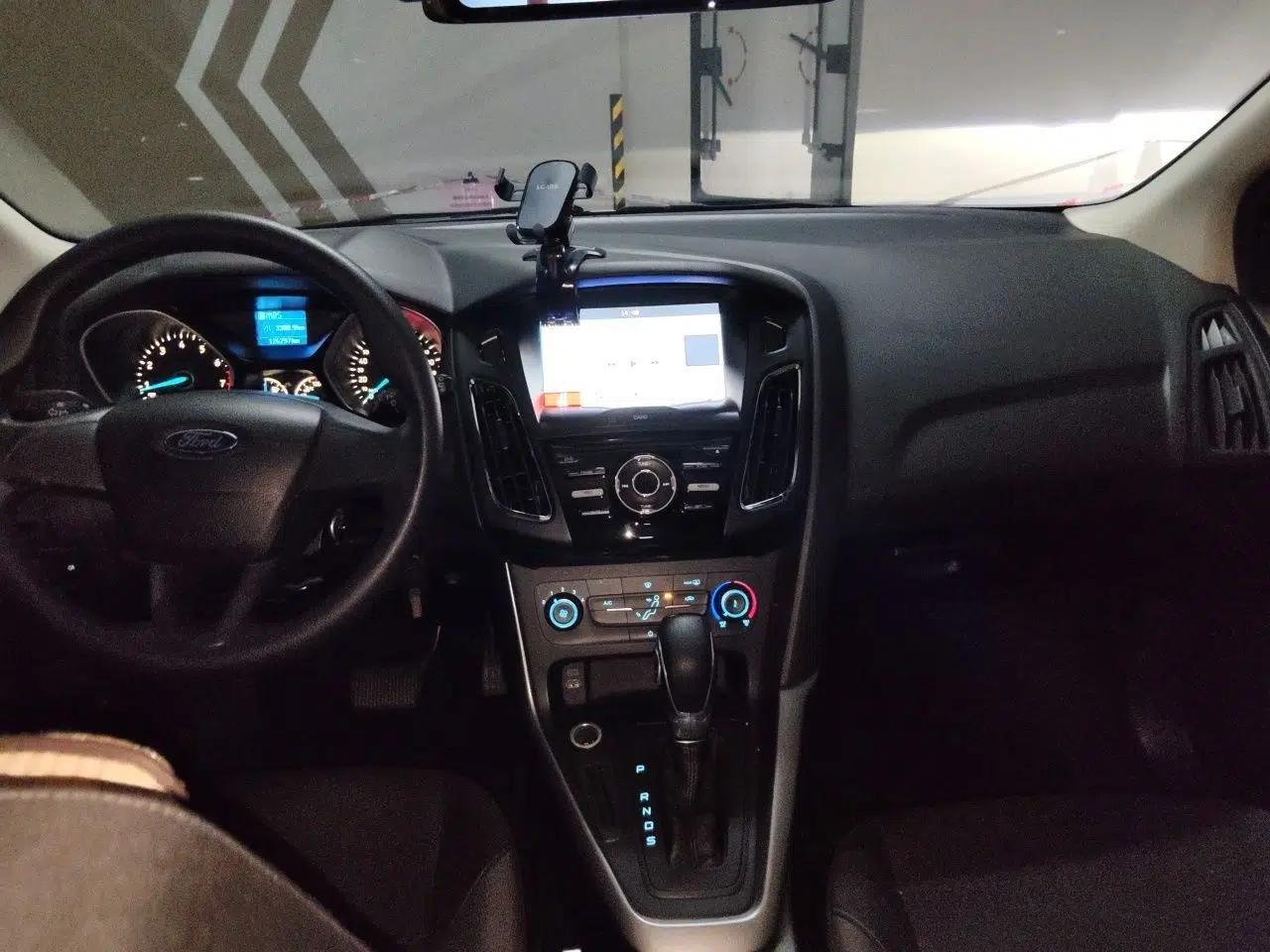 Ford Focus 2015 Hatchback 1.6L Automatic Comfort Model — миниатюра 6