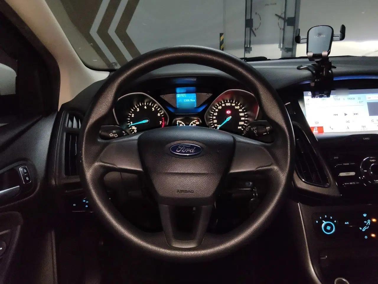 Ford Focus 2015 Hatchback 1.6L Automatic Comfort Model — миниатюра 7