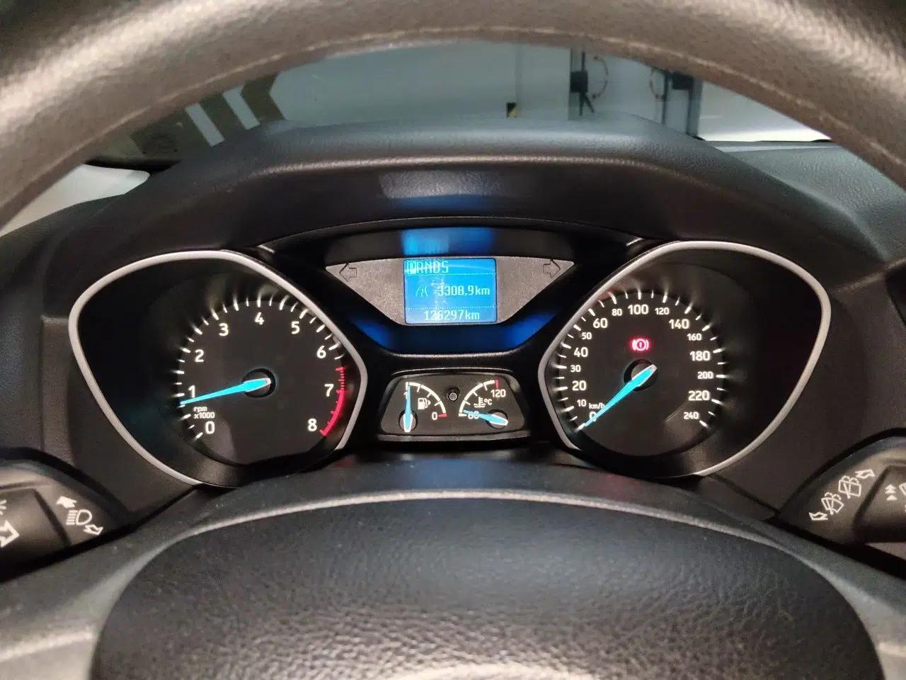 Ford Focus 2015 Hatchback 1.6L Automatic Comfort Model — миниатюра 8