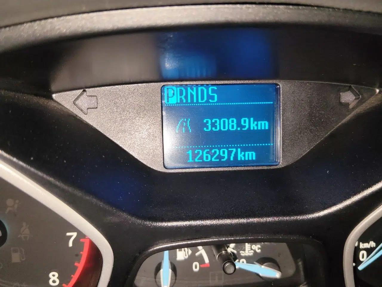 Ford Focus 2015 Hatchback 1.6L Automatic Comfort Model — миниатюра 9