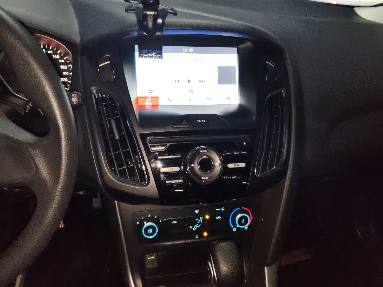 Ford Focus 2015 Hatchback 1.6L Automatic Comfort Model — миниатюра 10