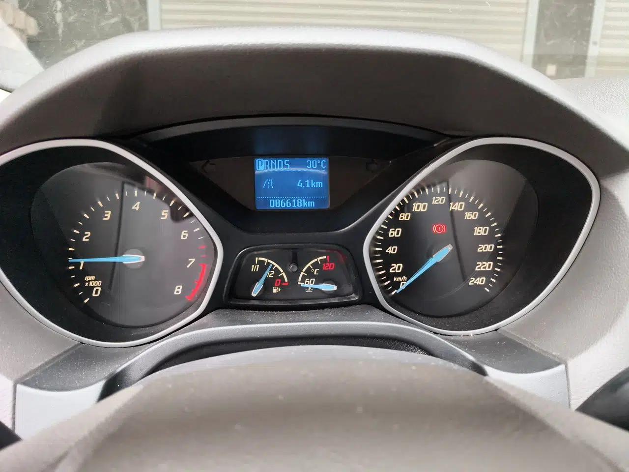 Ford Focus 2012 Sedan 1.6L Automatic Comfort Model — миниатюра 11