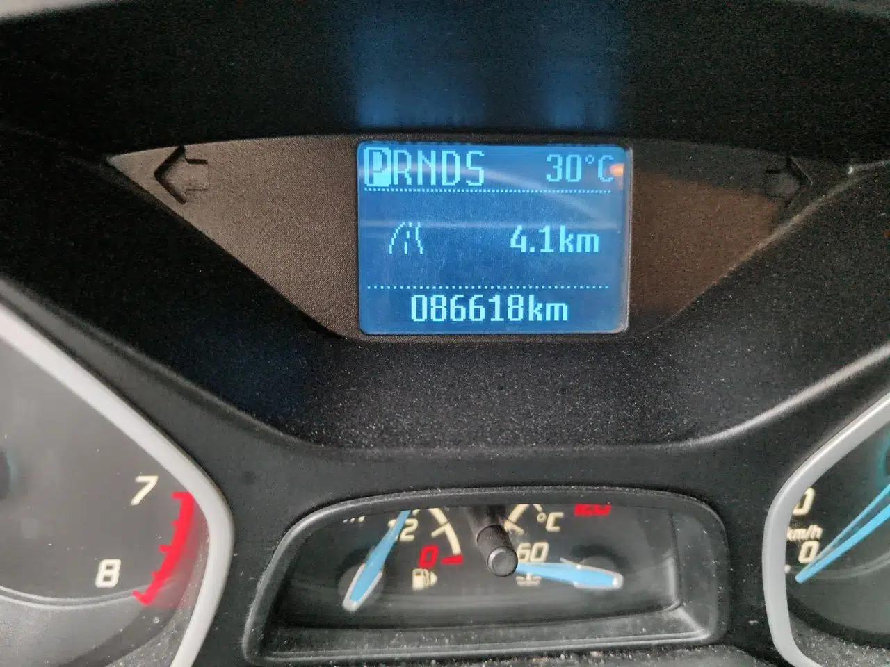 Ford Focus 2012 Sedan 1.6L Automatic Comfort Model — миниатюра 12