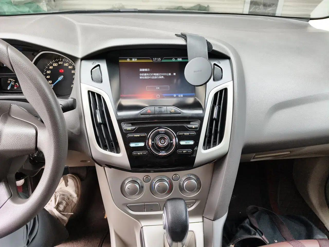Ford Focus 2012 Sedan 1.6L Automatic Comfort Model — миниатюра 13