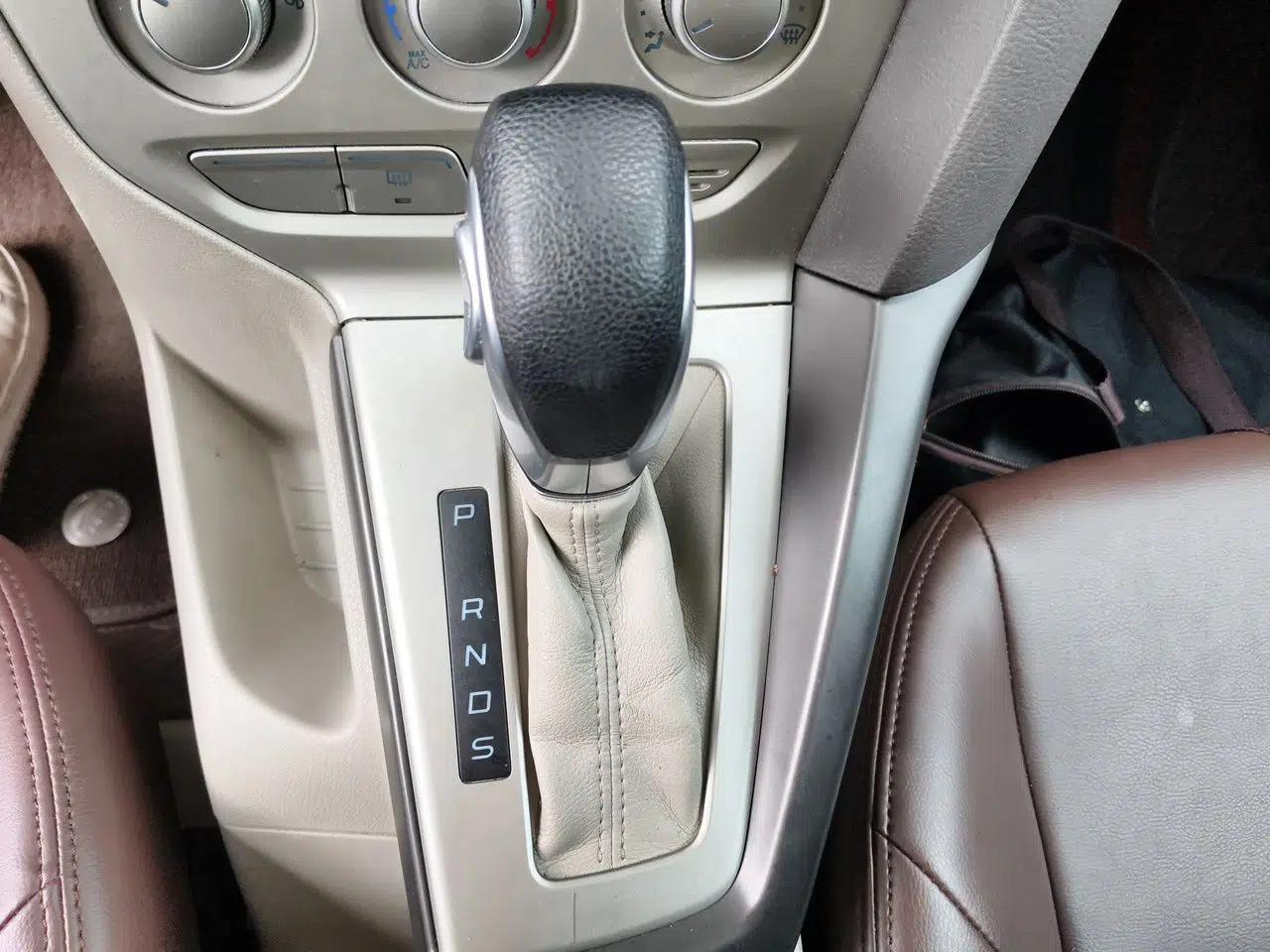 Ford Focus 2012 Sedan 1.6L Automatic Comfort Model — миниатюра 14