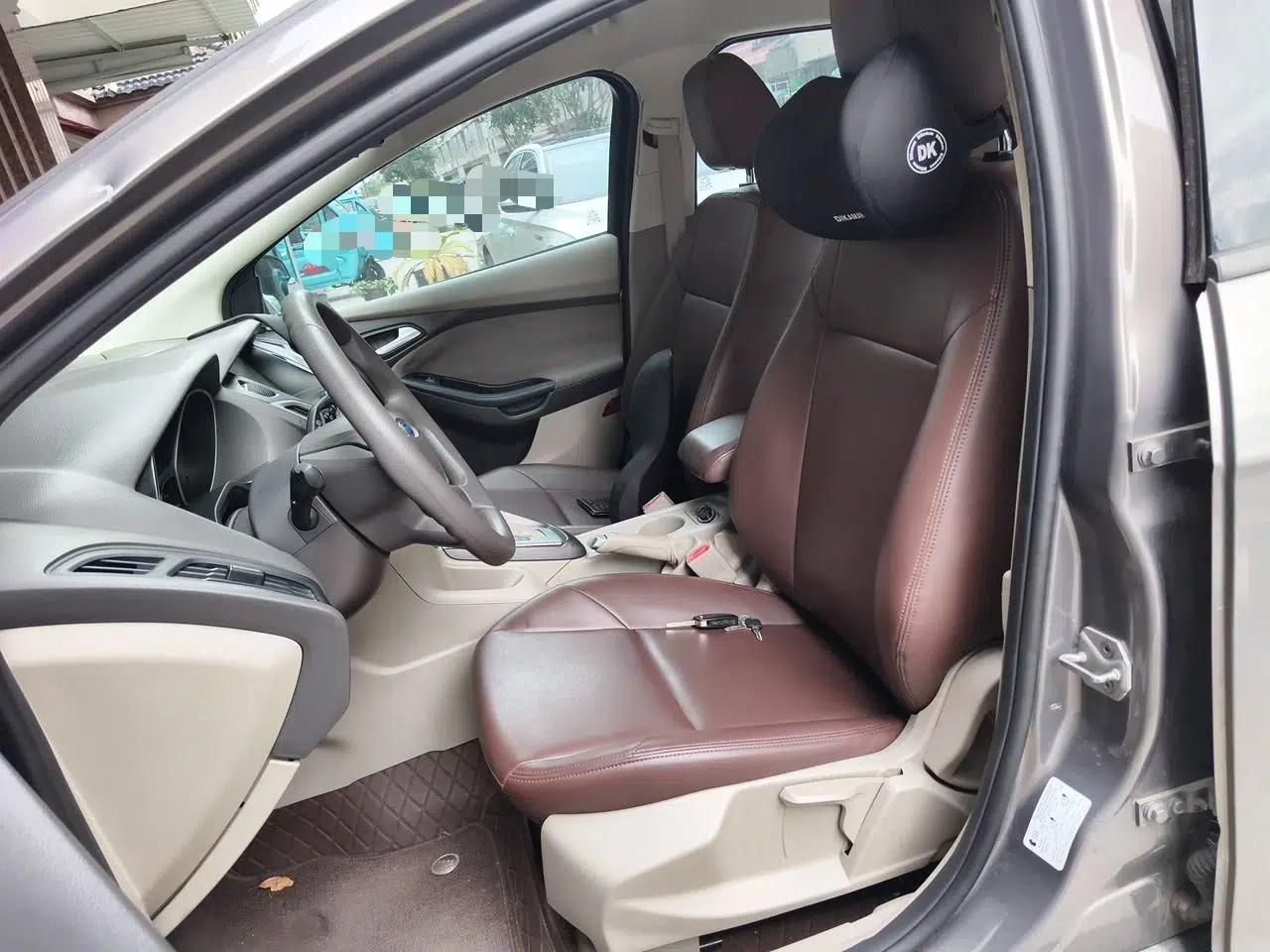 Ford Focus 2012 Sedan 1.6L Automatic Comfort Model — миниатюра 15