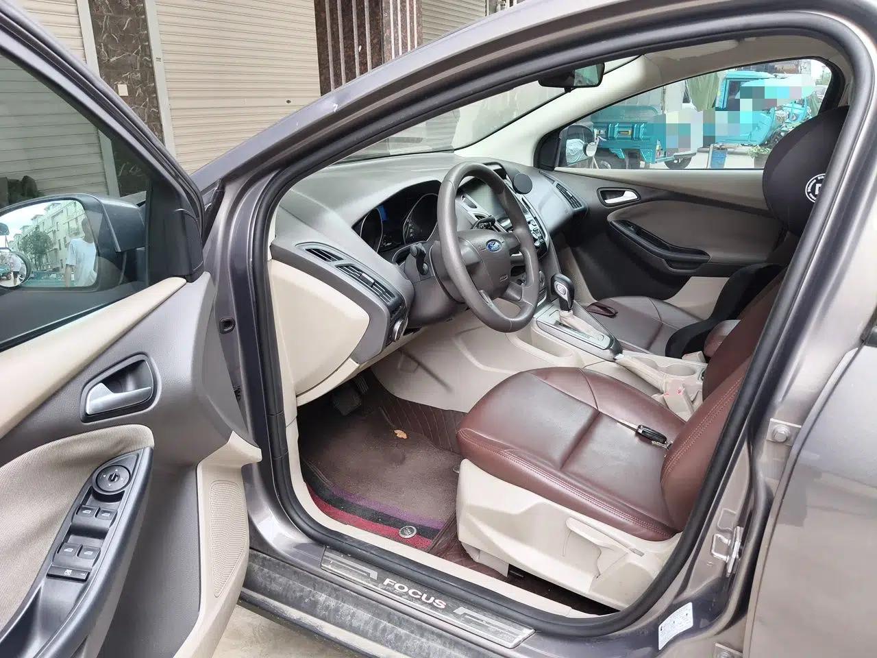 Ford Focus 2012 Sedan 1.6L Automatic Comfort Model — миниатюра 16