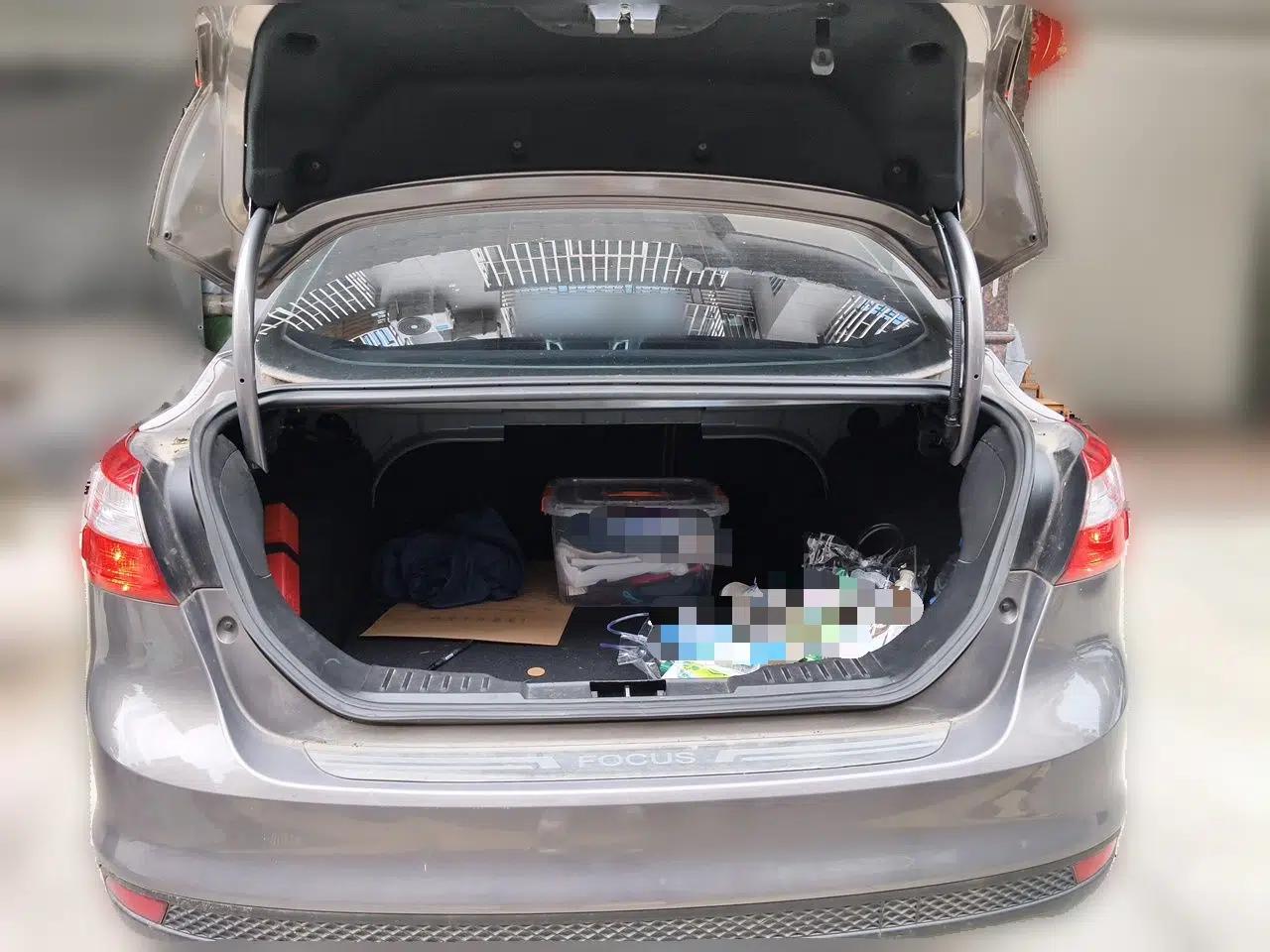 Ford Focus 2012 Sedan 1.6L Automatic Comfort Model — миниатюра 19
