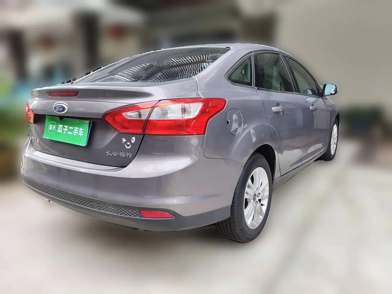 Ford Focus 2012 Sedan 1.6L Automatic Comfort Model — миниатюра 6