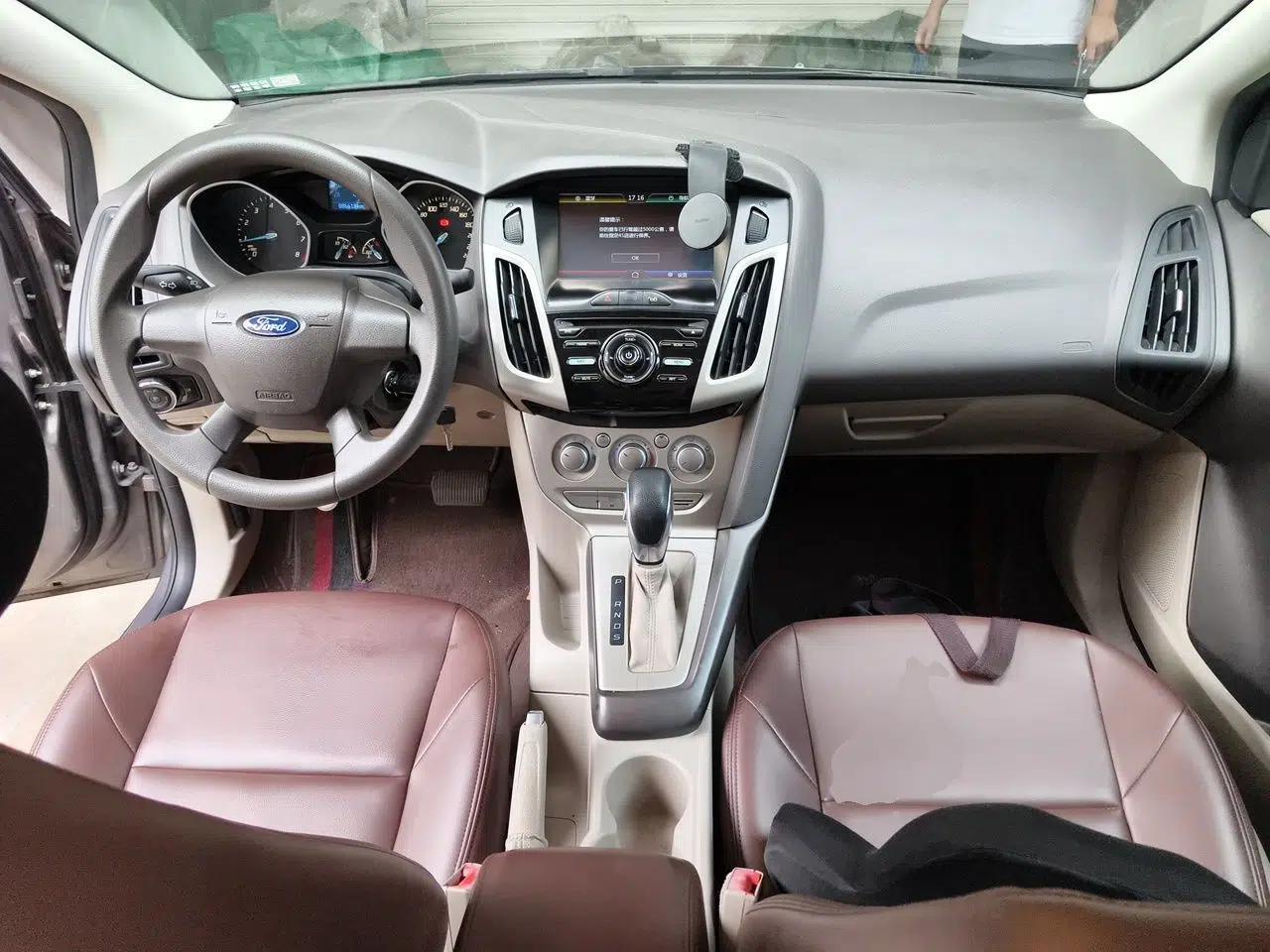 Ford Focus 2012 Sedan 1.6L Automatic Comfort Model — миниатюра 9