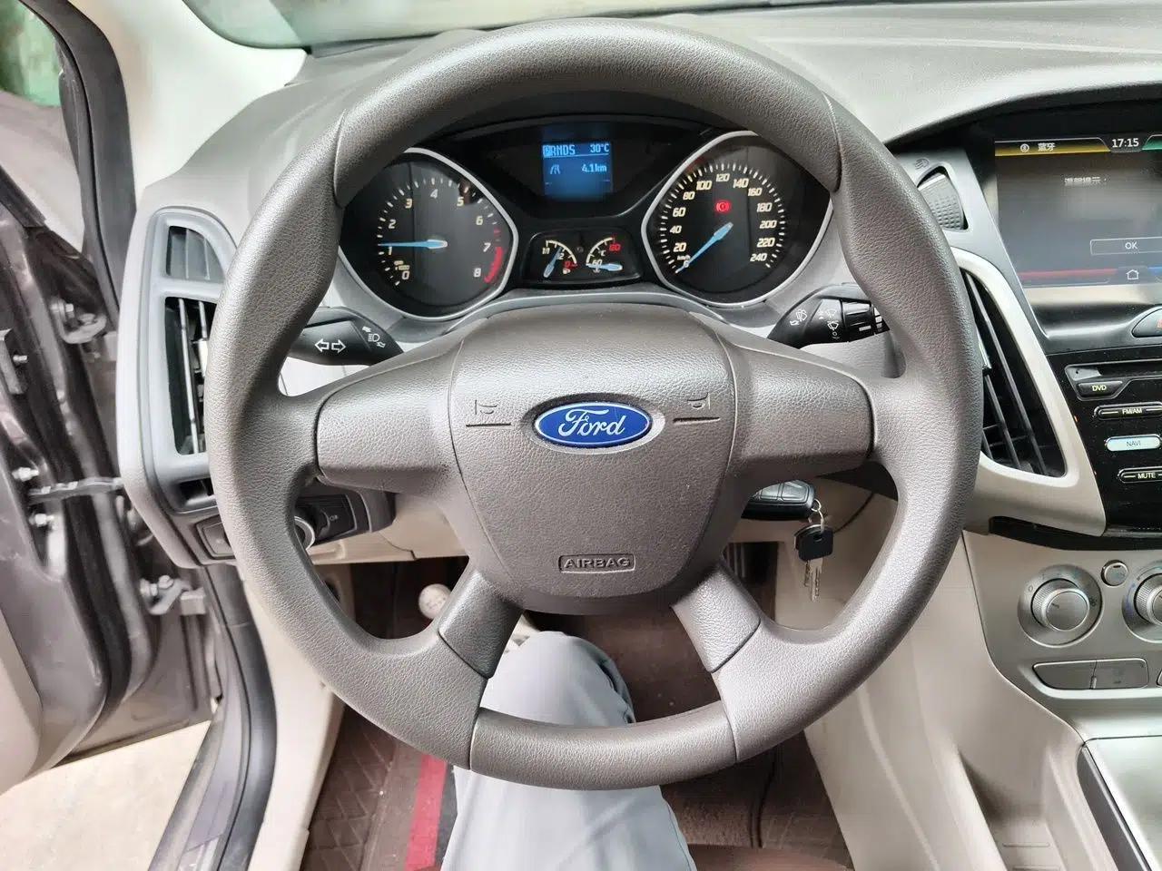 Ford Focus 2012 Sedan 1.6L Automatic Comfort Model — миниатюра 10
